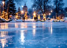 Pattinatori sul ghiaccio al Mizar Park durante il Natale