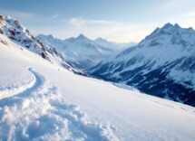 Sciatore in azione con attrezzatura di sicurezza