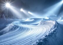 Atleta in azione durante una gara di snowboard cross
