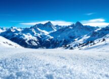 Atleti in azione durante una gara di snowboard cross in Val di Fassa
