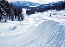 Atleti in azione durante una gara di snowboard cross in Vermont