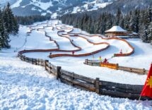 Atleti in azione durante una gara di snowboard cross