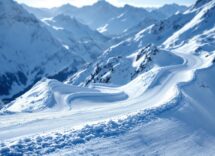 Atleta in azione durante una gara di snowboard cross