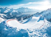 Atleta in azione durante una gara di snowboard cross