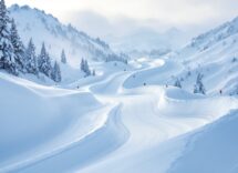 Atleta in azione durante una gara di snowboard cross