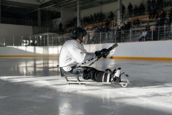 Guida completa al para ice hockey: regole e slitte