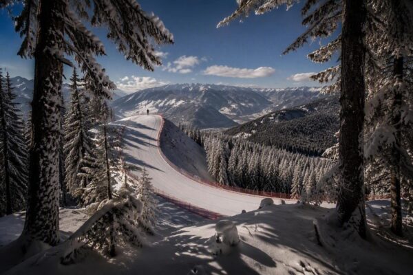 Mondiali Downhill 2026: Höll e Goldstone dominano la Black Snake