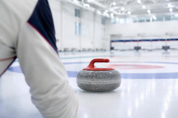 Curling: regole base, attrezzatura e piste per iniziare