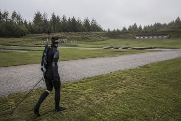 Guida al biathlon estivo per sciatori di fondo: corsa, skiroll e tiro