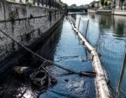 Idrocarburi nel Naviglio Grande: la chiazza oleosa che ha raggiunto la Darsena di Milano