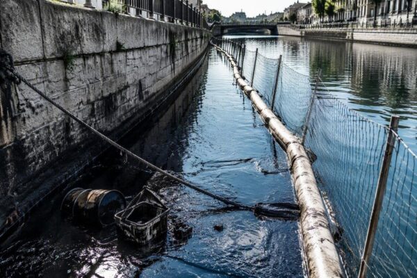 Idrocarburi nel Naviglio Grande: la chiazza oleosa che ha raggiunto la Darsena di Milano