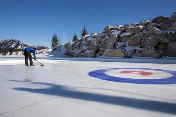Introduzione al curling: termini, punteggio e attrezzi