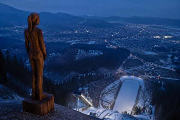 La statua di Nika Prevc a Planica: un omaggio al salto con gli sci femminile