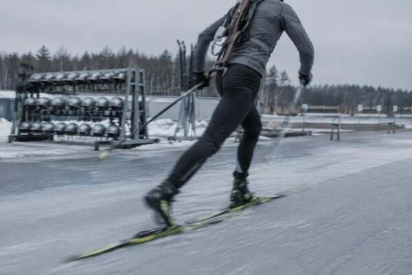 Divise 2026/27: il look grigio antracite per biathlon e sci nordico