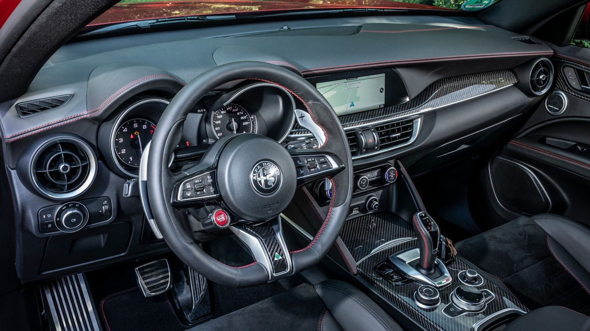 Alfa Romeo Stelvio Quadrifoglio 2020 interni e tecnologia