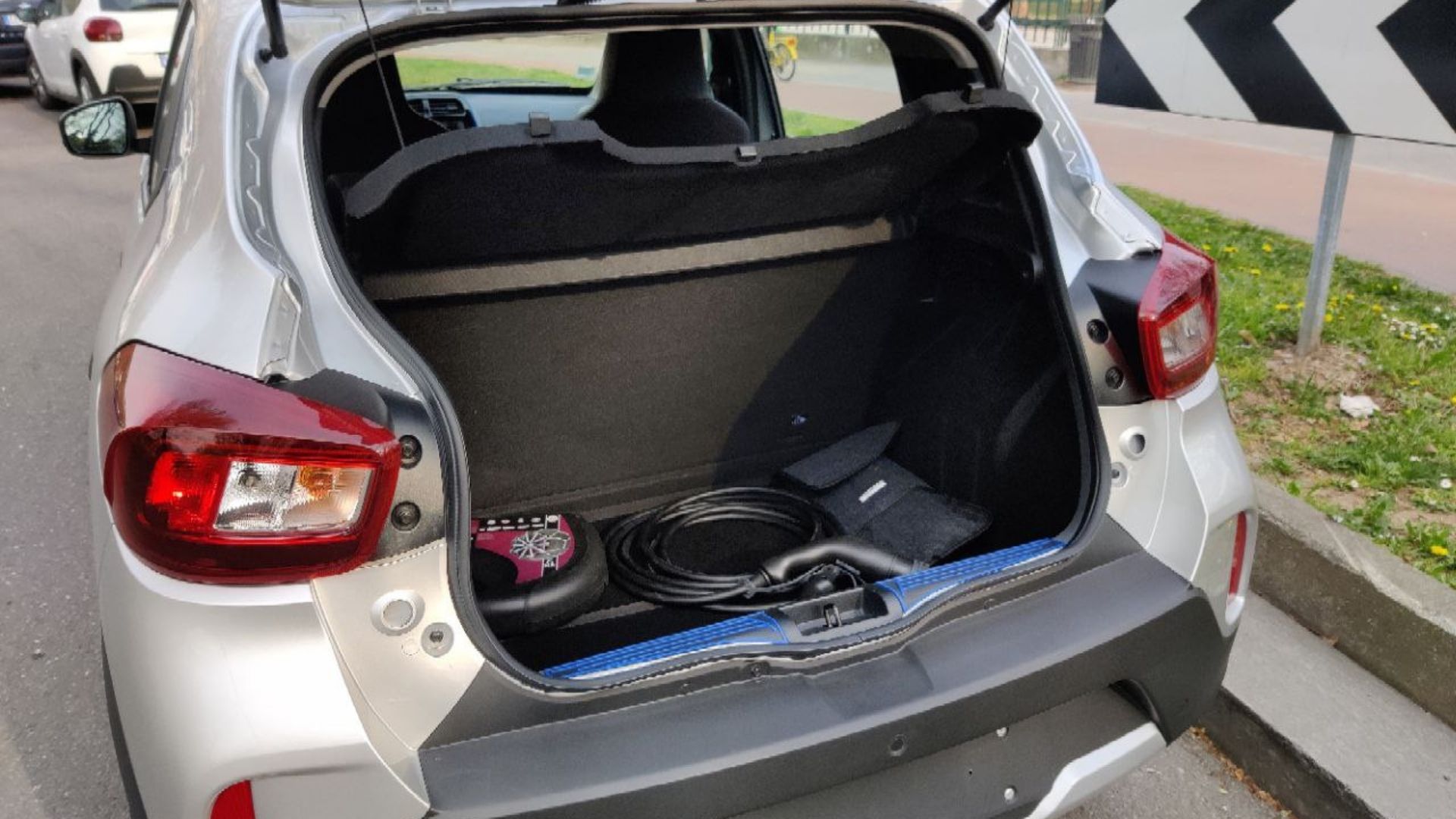 Dacia Spring test drive bagagliaio e infotainment