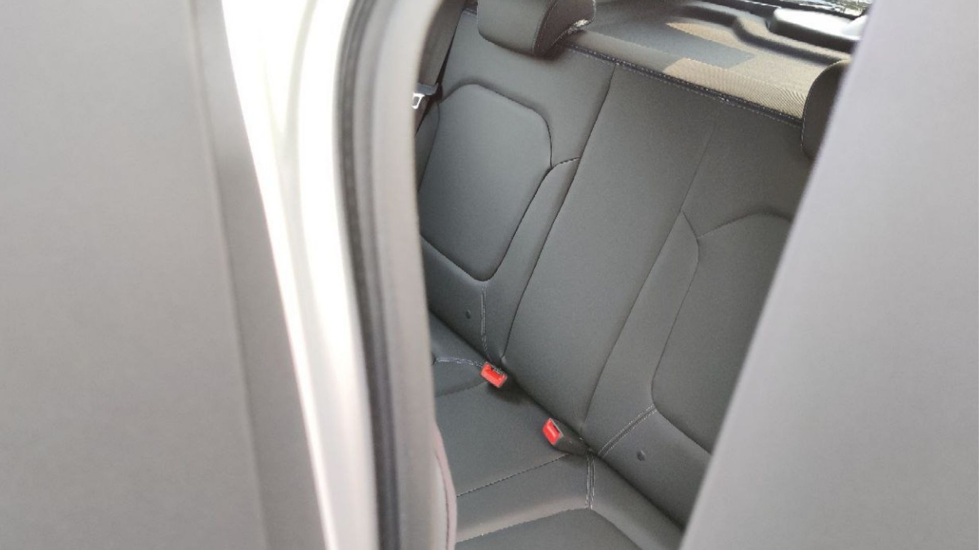 Dacia Spring test drive interni e design