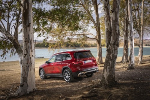 Mercedes GLB dimensioni e prestazioni