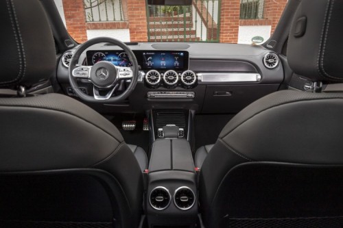 Mercedes GLB interni, infotainment e tecnologia
