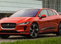 caricare un'auto elettrica