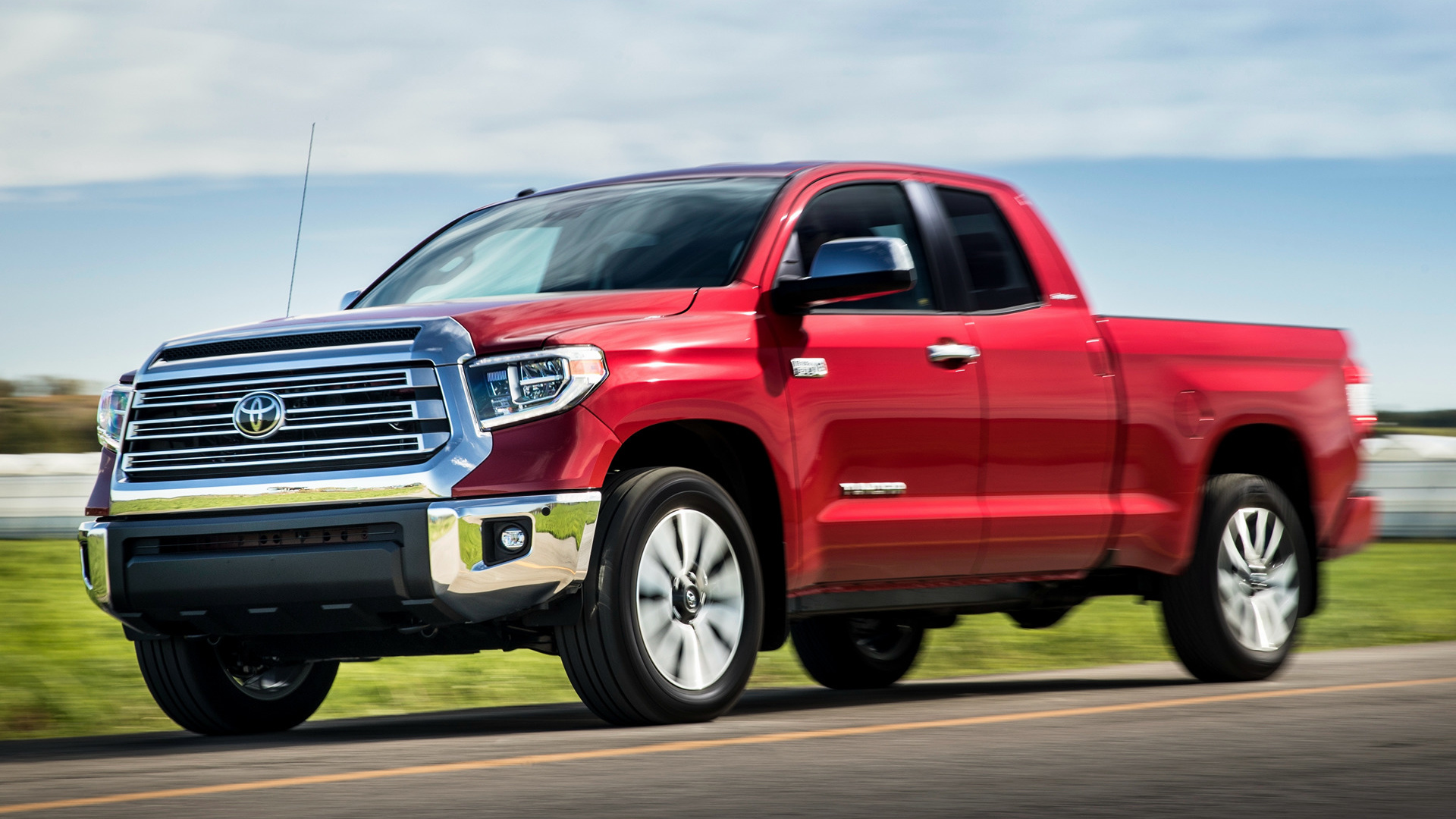 Toyota presenta il suo primo pick-up ibrido dettagli
