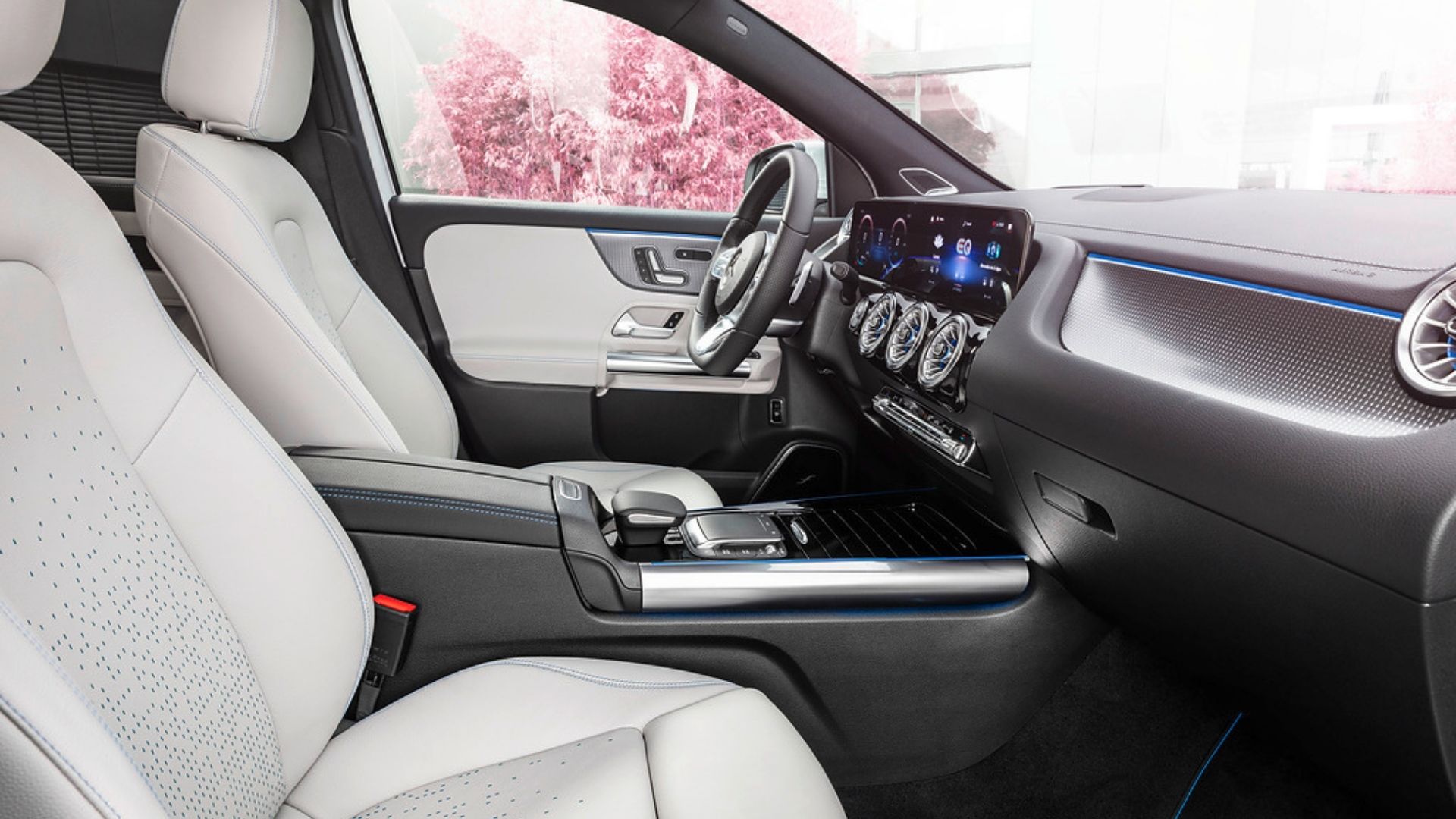 Mercedes EQA 250 sedili e bagagliaio