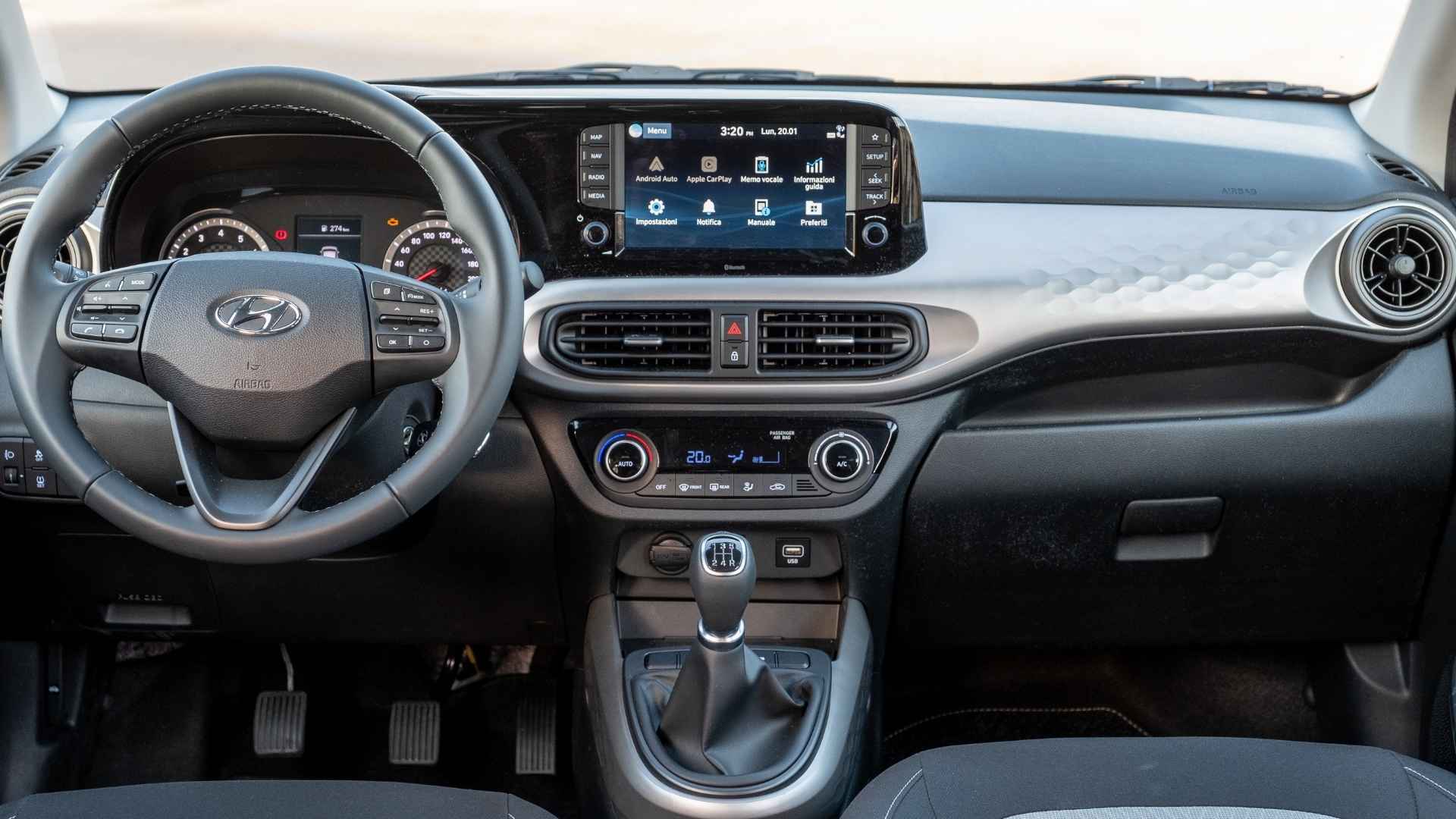 Hyundai i10 GPL interni e infotainment