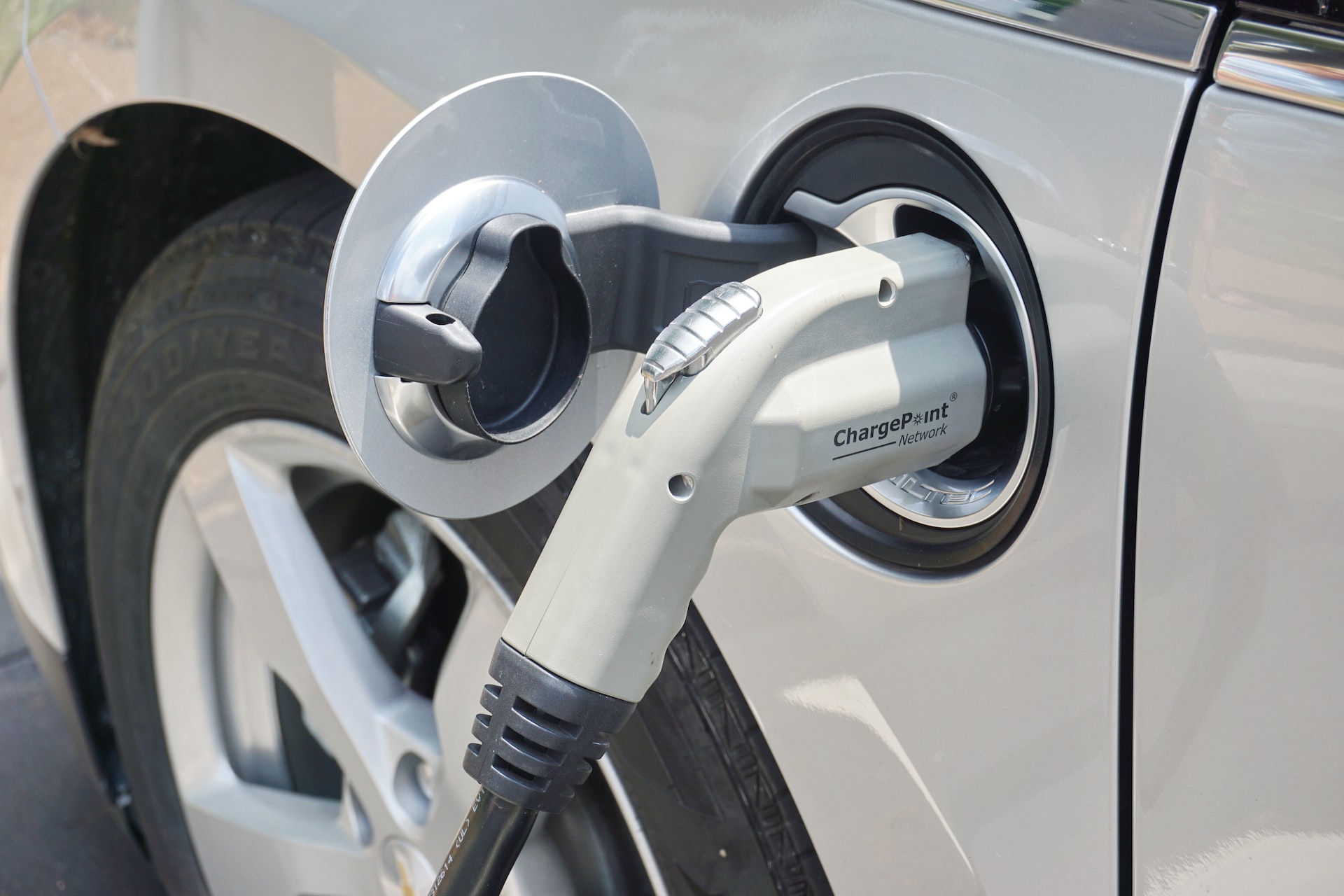 perch&eacute; auto elettrica costa tanto