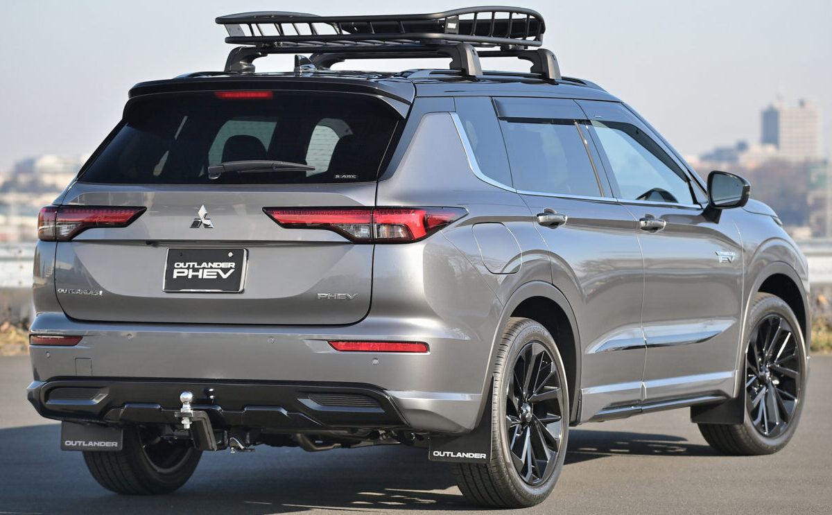 Mitsubishi Outlander PHEV 2023 esterni