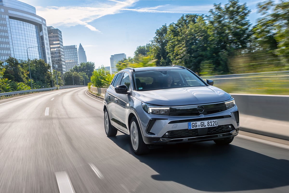 001-suv-marchio-tedesco-si-rinnova-dettagli-modello-ventiventiquattro