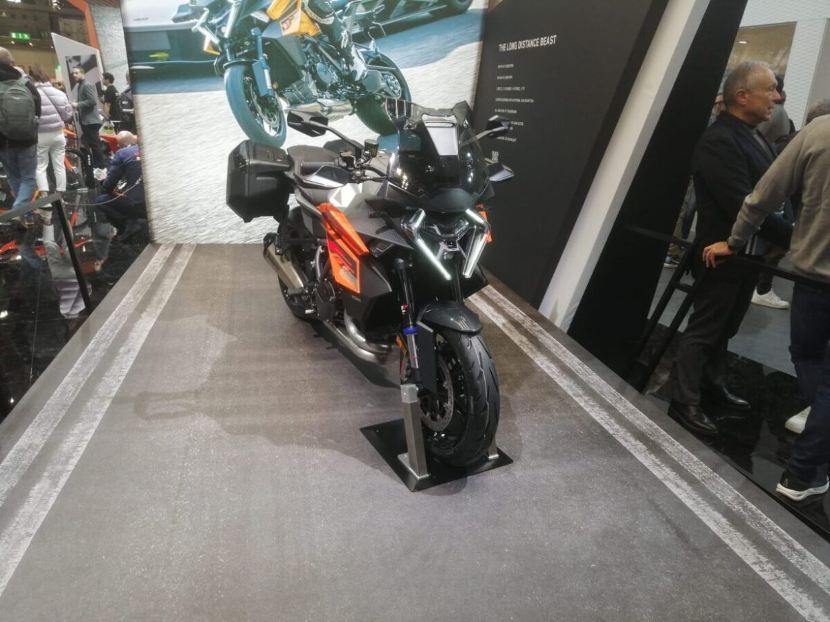 ktm 1390 super duke gt 1200x900