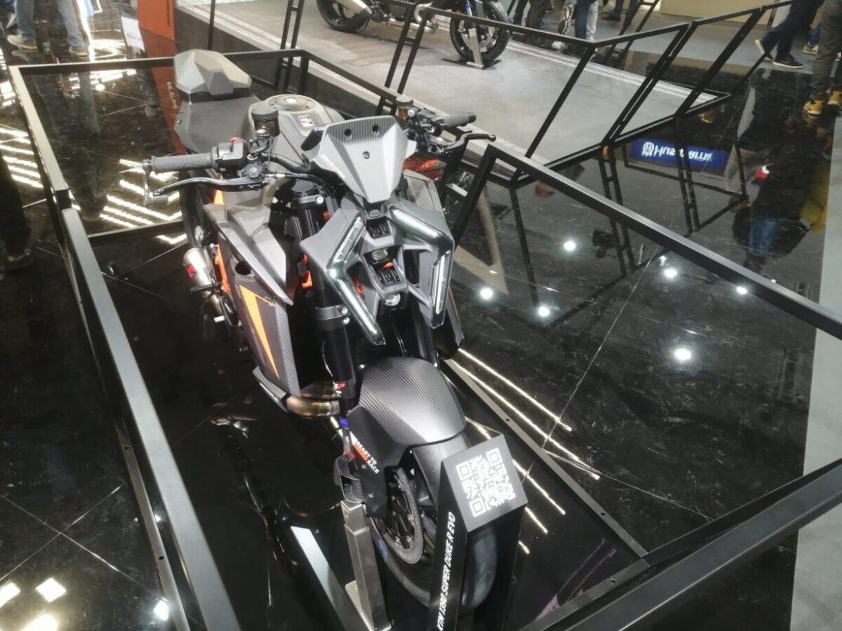 ktm 1390 super duke r evo 1200x900