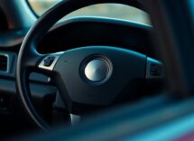 Perché la Tesla RWD premium ha frenato durante un sorpasso: analisi e possibili cause
