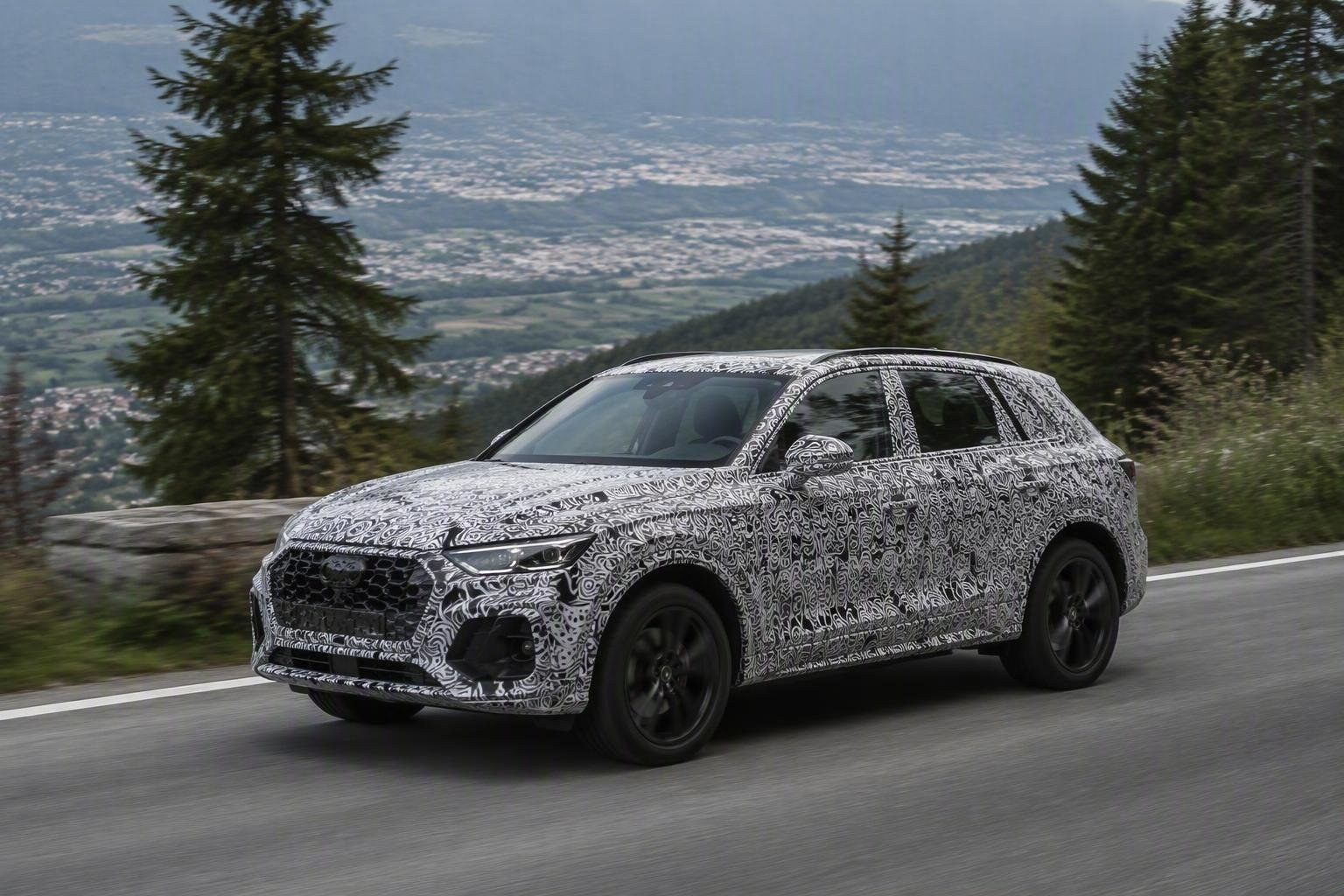Audi RS Q7: le immagini spia rivelano dettagli inediti
