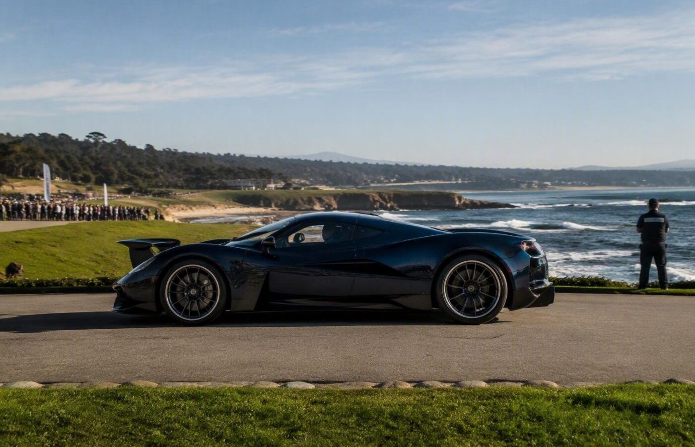 Una supercar di design estremo, alta appena un metro, esibisce dettagli raffinati e un motore da 1.600 CV