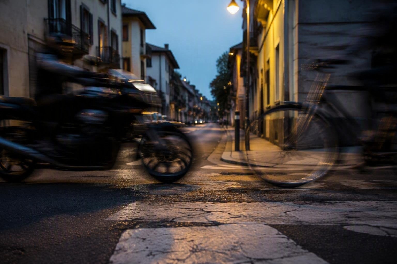 Incidente mortale a Paderno Dugnano: moto e bici si scontrano