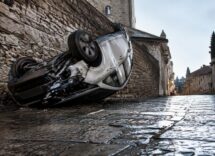 Incidente mortale a Perugia: auto si ribalta e si schianta contro un muro