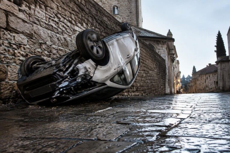 Incidente mortale a Perugia: auto si ribalta e si schianta contro un muro