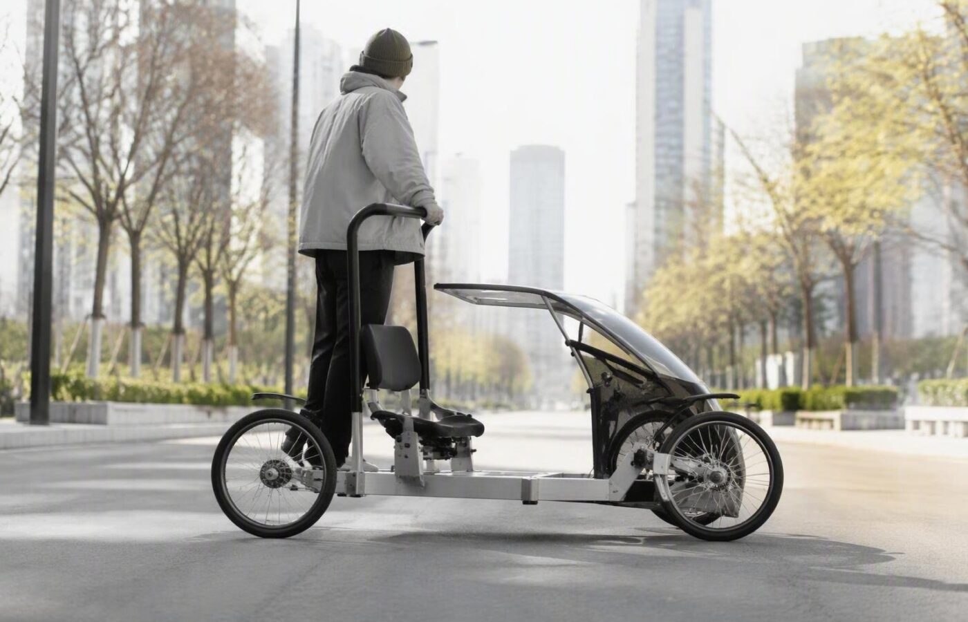 Quadriciclo elettrico Linktour Alumi con design moderno e tecnologia CTB, in strada a Roma