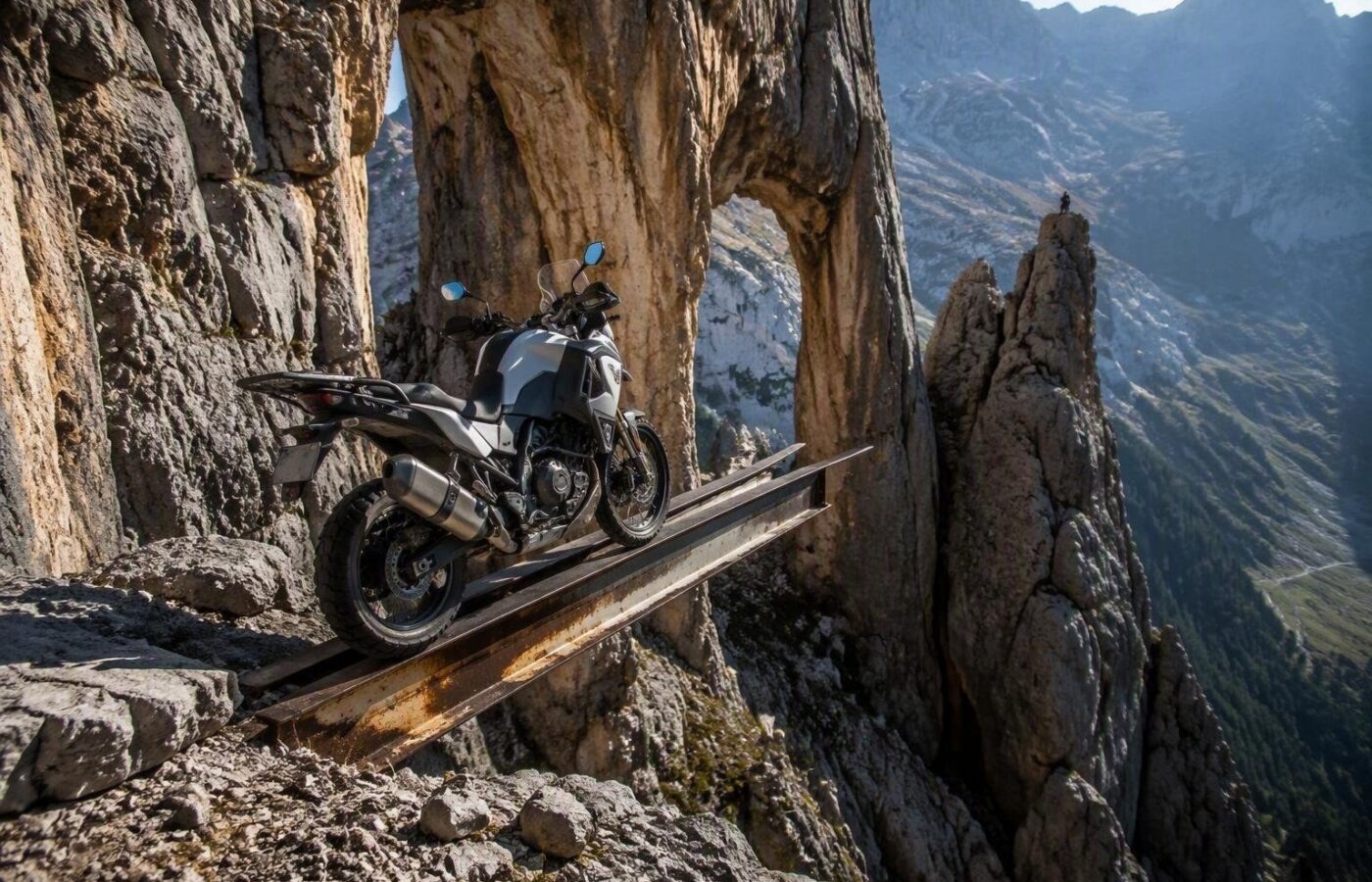 Moto Morini X-Cape 650 con sospensioni Marzocchi e freni Brembo su strada e sterrato