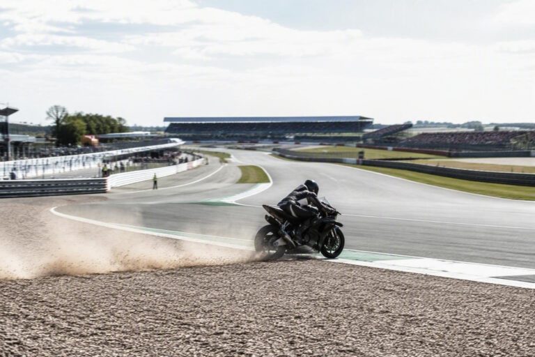 MotoGP: Fernandez domina a Silverstone, Bezzecchi e Martin sul podio