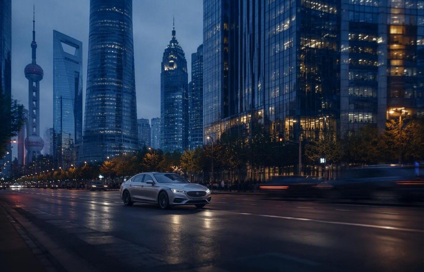SUV elettrico Mercedes GLA con mascherina illuminata e interni in pelle sintetica, in un'area urbana