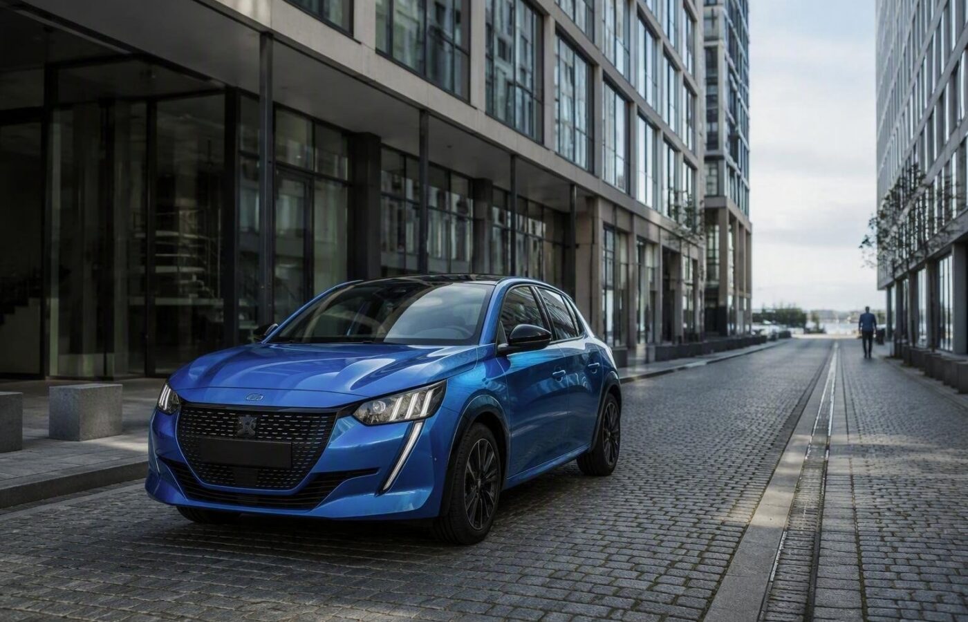 Scopri le caratteristiche e i prezzi della Peugeot E-208