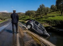Tre gravi incidenti stradali in Italia: auto ribaltate e canali coinvolti