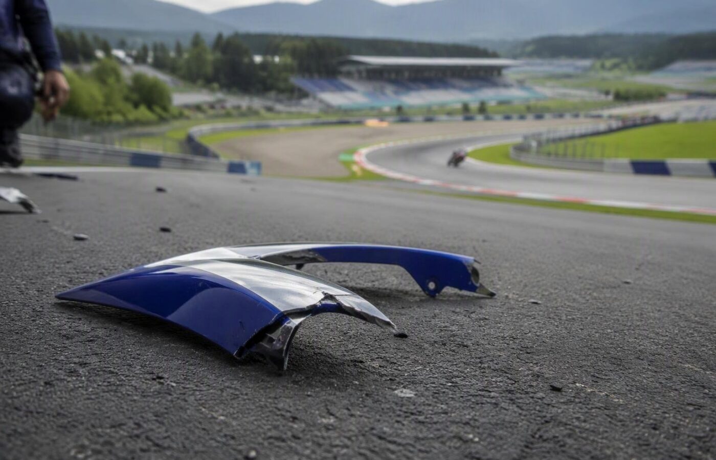 Dettaglio dell’incidente di Marini: l’ala blu della Yamaha che lo ha colpito