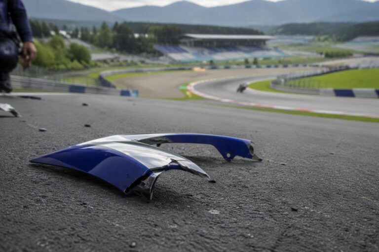Dettaglio dell’incidente di Marini: l’ala blu della Yamaha che lo ha colpito