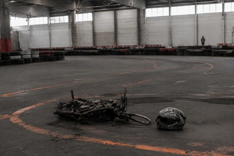 Incidente con motocicletta al Festival di Montichiari, uomo in pericolo