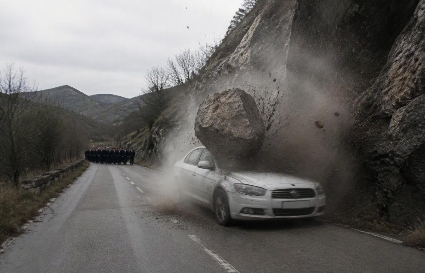 Incidente mortale a Rieti: masso cade su auto durante corteo funebre