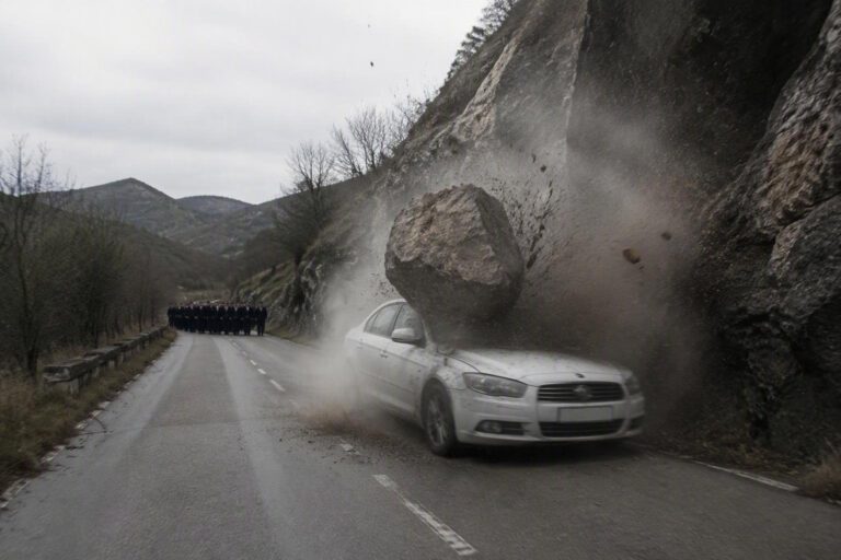 Incidente mortale a Rieti: masso cade su auto durante corteo funebre