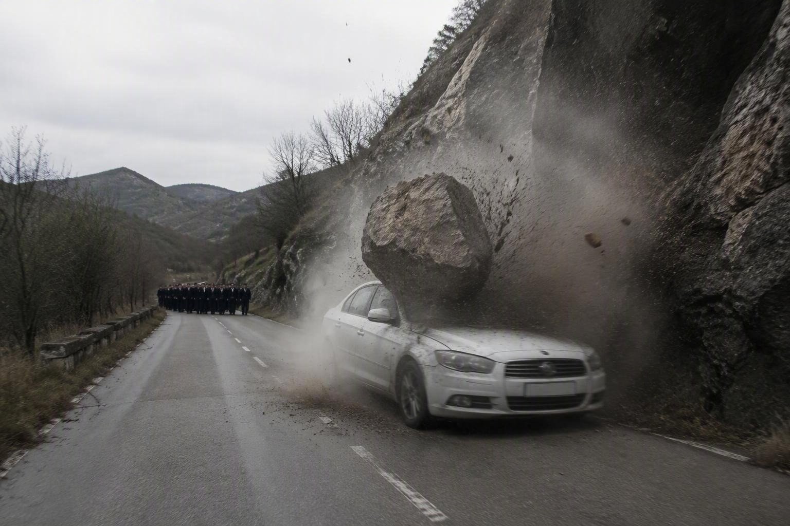 Incidente mortale a Rieti: masso cade su auto durante corteo funebre